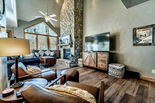 King Master Suite-Private: Hot Tub, Garage & Laundry-Walk to Lift-Free WIFI