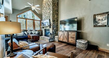 King Master Suite-Private: Hot Tub, Garage & Laundry-Walk to Lift-Free WIFI