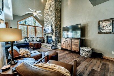 King Master Suite-Private: Hot Tub, Garage & Laundry-Walk to Lift-Free WIFI