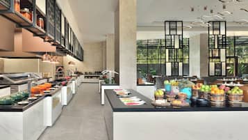 3 restaurants, breakfast served
