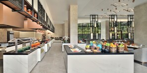 3 restaurants, breakfast served