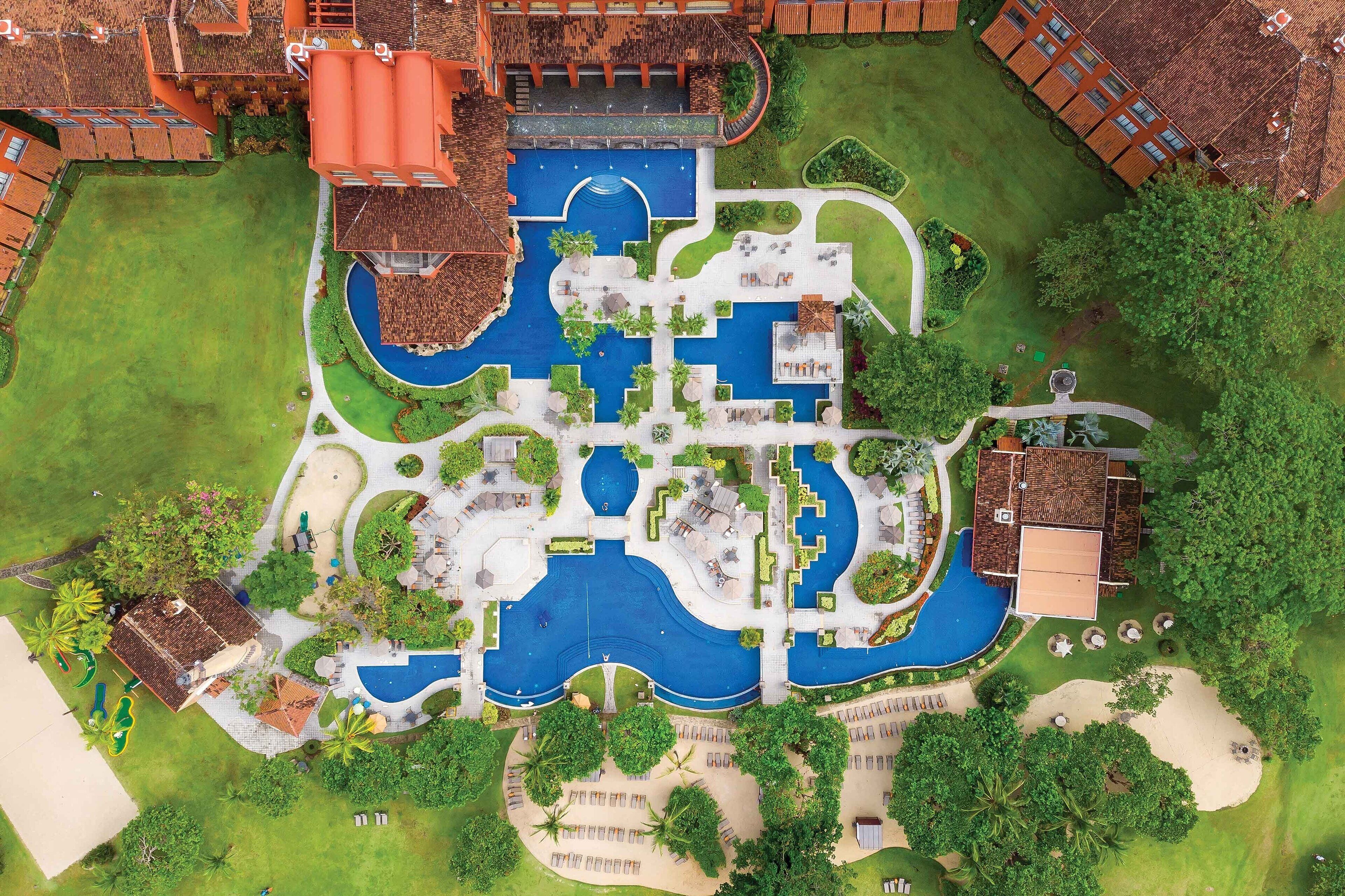 2 albercas al aire libre, camas balinesas (con cargo) y camastros 