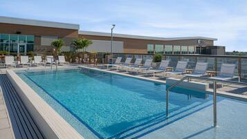 Piscina externa, funciona das 6h às 23h, espreguiçadeiras