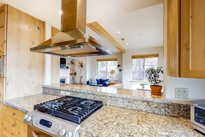 Jääkaappi, mikroaaltouuni, uuni, liesi