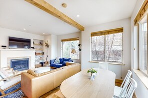 Televisio, takka, kirjoja