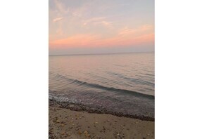Ranta lähistöllä, aurinkotuoleja