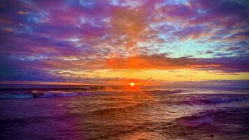 Una playa cerca, sillas reclinables de playa