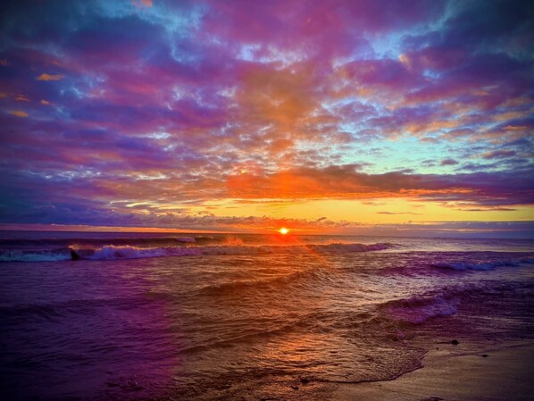 Ranta lähistöllä, aurinkotuoleja