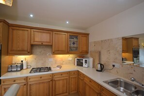 Kühlschrank, Mikrowelle, Ofen, Geschirrspüler