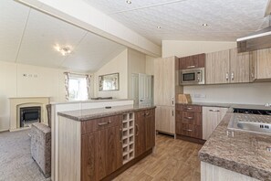 Refrigerador, microondas, horno y lavavajillas 