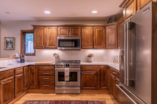 Sylvan Falls - Luxury Townhome by a creek & waterfall with Yonahlossee resort access!