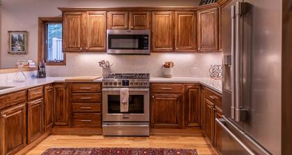 Sylvan Falls - Luxury Townhome by a creek & waterfall with Yonahlossee resort access!