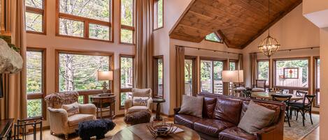 Télévision, cheminée, baby-foot, table de tennis de table