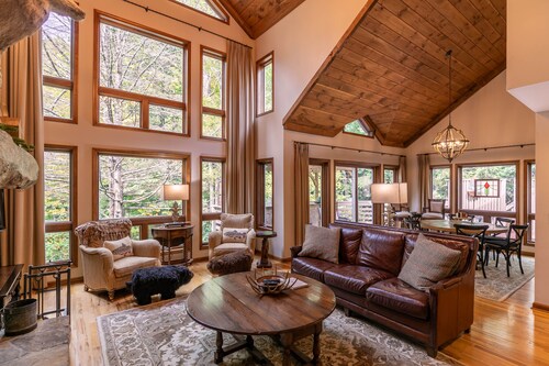 Sylvan Falls - Luxury Townhome by a creek & waterfall with Yonahlossee resort access!