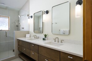 Badewanne, Haartrockner, Handtücher