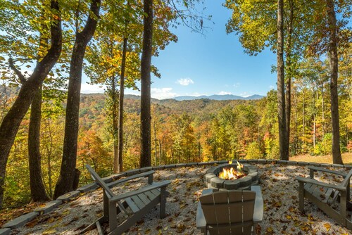 Swiss Pine Lodge, Hot tub+Fire-Pit, Grill, Mtn View, Game Room, Scenic Vistas!