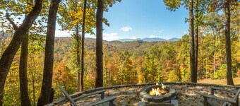 Swiss Pine Lodge, Hot tub+Fire-Pit, Grill, Mtn View, Game Room, Scenic Vistas!