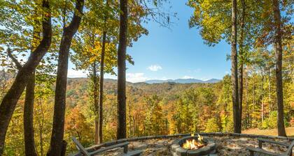 Swiss Pine Lodge, Hot tub+Fire-Pit, Grill, Mtn View, Game Room, Scenic Vistas!