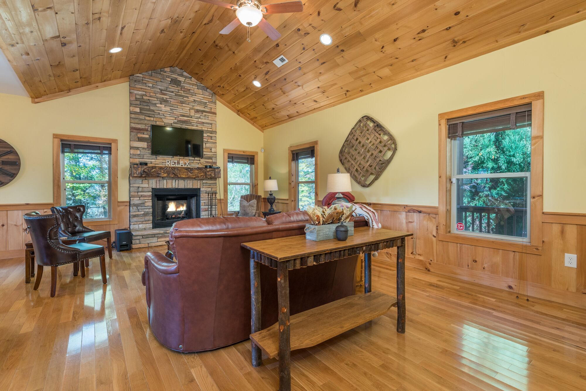 Hot tub, Fire-Pit, Grill, Private, Mtn views, Game Room, Wifi.