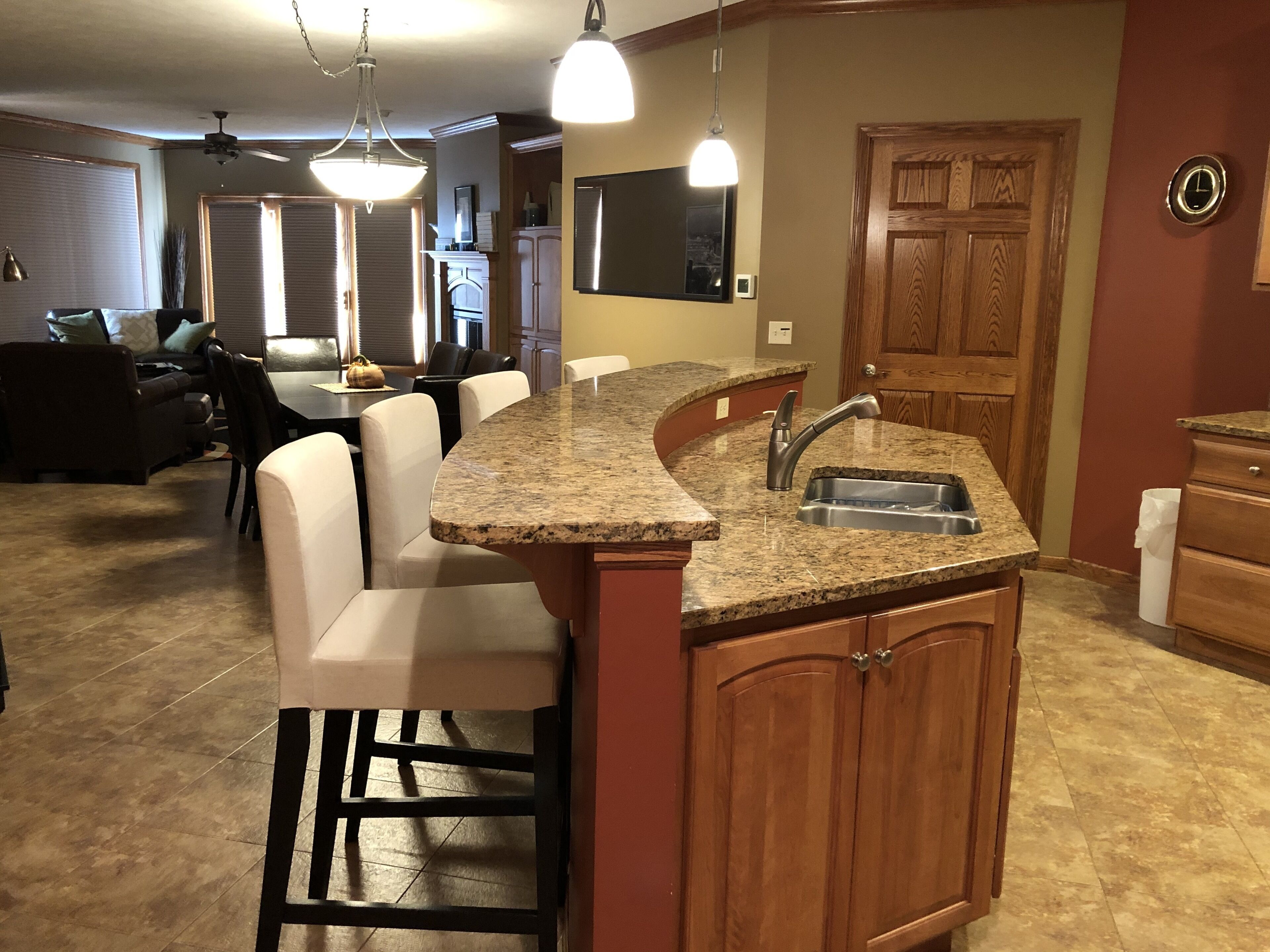 Beautiful 3rd floor condo with great lake view!