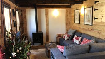 Smart-tv, een open haard, een dvd-speler en boeken