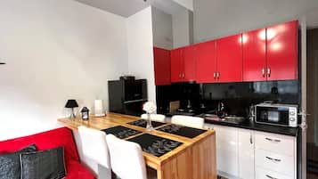 Fridge, microwave, oven, coffee/tea maker