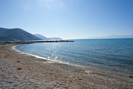 Beach nearby, sun loungers, beach towels. Cute & luxury suite with patio, just few steps away from beach , nearby Delphi