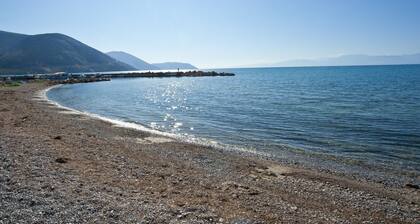 Cute & luxury suite with patio, just few steps away from beach , nearby Delphi