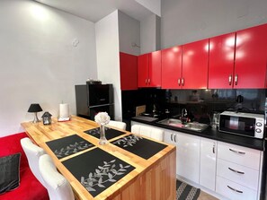 Fridge, microwave, oven, coffee/tea maker