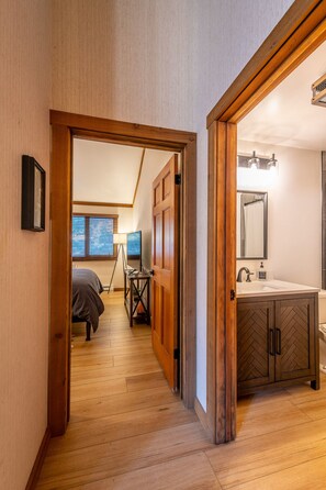 3 bedrooms, desk, iron/ironing board, travel cot