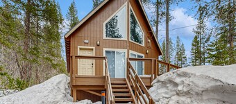 Cozy, dog-friendly getaway with wood stove & washer/dryer