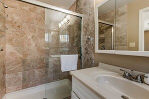 Douche, serviettes fournies