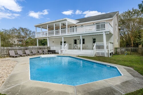 The Palm House | 880 ft from the Beach | Private Pool, Dog Friendly
