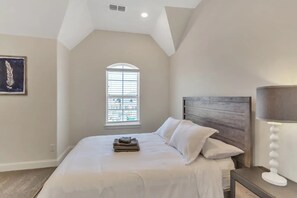 5 bedrooms, iron/ironing board, WiFi, bed sheets - Luxe Private Getaway in the Heart of Las Colinas! (Irving)