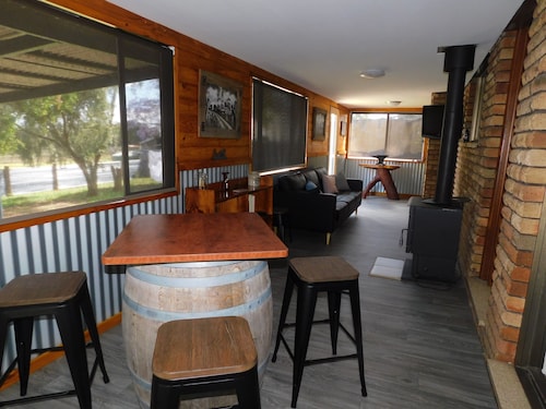 Plumstead Guesthouse – entire house in Lovedale wine country