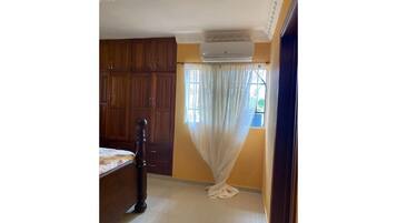 3 slaapkamers, een strijkplank/strijkijzer, wifi, beddengoed