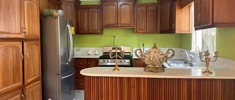 Geladeira, micro-ondas, fogão, cooktop