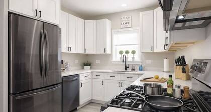 Historic Hideaway*King Bed*Remodeled* fast Wi-Fi