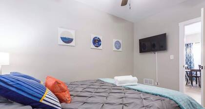 Historic Hideaway*King Bed*Remodeled* fast Wi-Fi