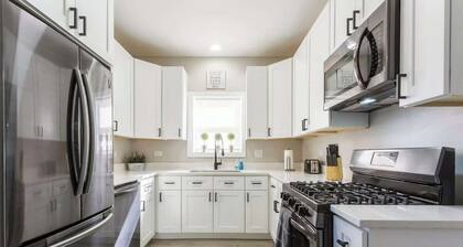Historic Hideaway*King Bed*Remodeled* fast Wi-Fi