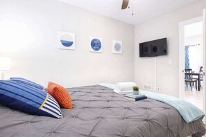 3 bedrooms, iron/ironing board, travel cot, WiFi - Historic Hideaway*King Bed*Remodeled* fast Wi-Fi (Joliet)