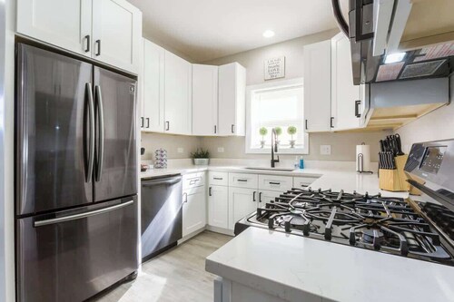 Historic Hideaway*King Bed*Remodeled* fast Wi-Fi