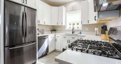 Historic Hideaway*King Bed*Remodeled* fast Wi-Fi