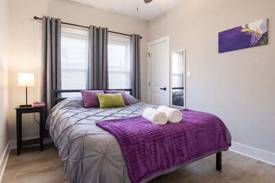 Historic Hideaway*King Bed*Remodeled* fast Wi-Fi