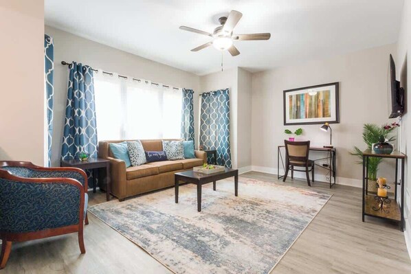 Téléviseur connecté, livres, bureau