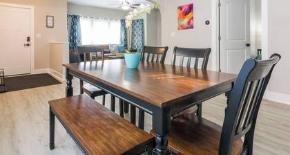 Historic Hideaway*King Bed*Remodeled* fast Wi-Fi