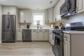 Réfrigérateur, four à micro-ondes, un four, surface de cuisson