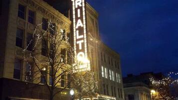 Un edificio di teatro con una pensilina che mostra 'RIALT' e 'THEATRE' illuminata di notte.
