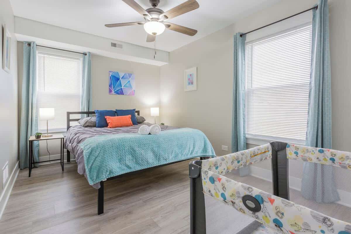 3 habitaciones, tabla de planchar con plancha y cuna de viaje 