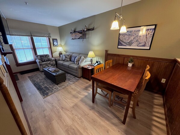 Smart-tv, een open haard, een dvd-speler en boeken